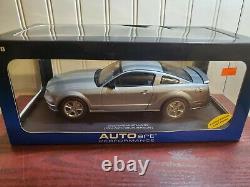 Autoart 2005 Ford Mustang GT 118 Scale Diecast Car 2004 Auto Show Version LE