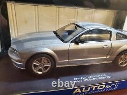 Autoart 2005 Ford Mustang GT 118 Scale Diecast Car 2004 Auto Show Version LE