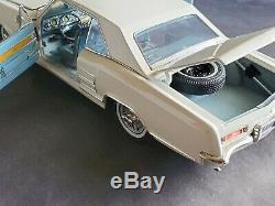 Highway 61 1964 Buick Riviera White 118 Scale Diecast Model Car
