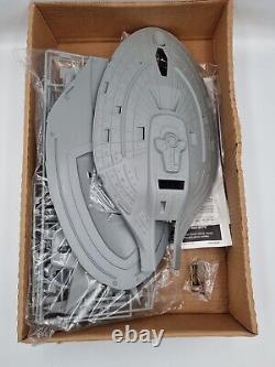 REVELL 1997 Star Trek Voyager U. S. S Voyager Limited Edition Scale Model Kit 3612